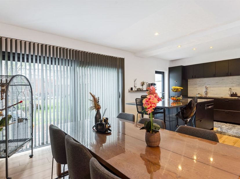 Gerenoveerde woning met 5 slaapkamers en grote tuin!<br />
<br />
Ligging:<br />
Deze volledig gerenoveerde woning bevindt zich in de Kapelstraat 2