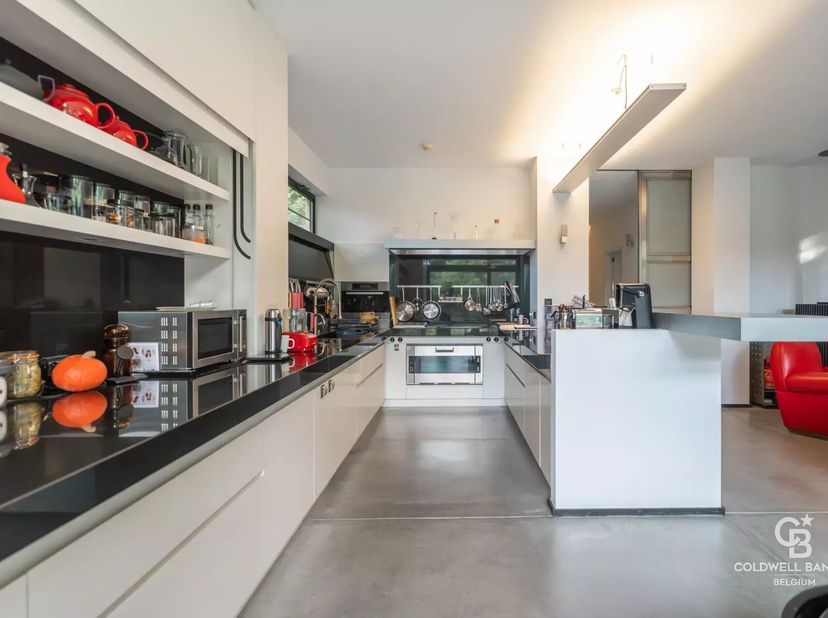 Beautiful atypical villa of +- 300m² designed by Marc Corbiau, facing the Bois de la Cambre. Postal code 1000 Brussels, but in the heart of Uccle. Sit