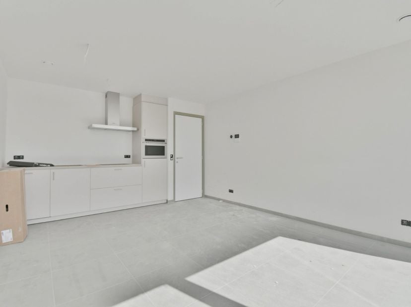 Dit appartement op het tweede verdiep biedt een combinatie van rust en luxe. Het appartement bevat één slaapkamer, badkamer, bergruimte, leefruimte, k