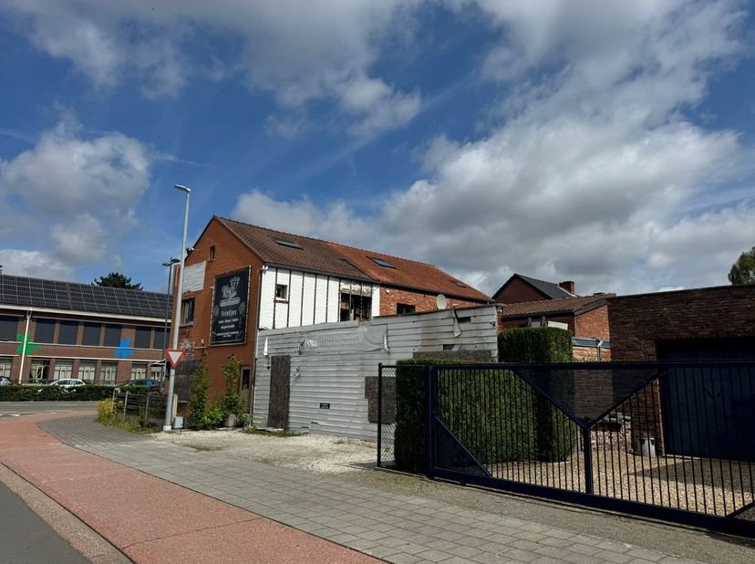 Dit voormalige frituurpand bevindt zich op een uiterst zichtbare locatie langs een drukke verbindingsweg tussen Genk en As. Het gebouw liep brandschad