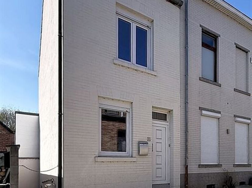 Charmant huis met 3 voorgevels en aantrekkelijke tuin.<br />
In een gewilde buurt, dicht bij scholen en voorzieningen, verwelkomt dit huis vol potenti