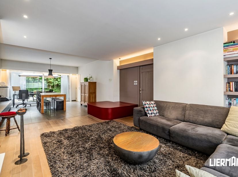 Deze instapklare woning uit de jaren '70 geniet van een uitzonderlijke ligging in een rustige, residentiële omgeving, terwijl het centrum van Lebbeke