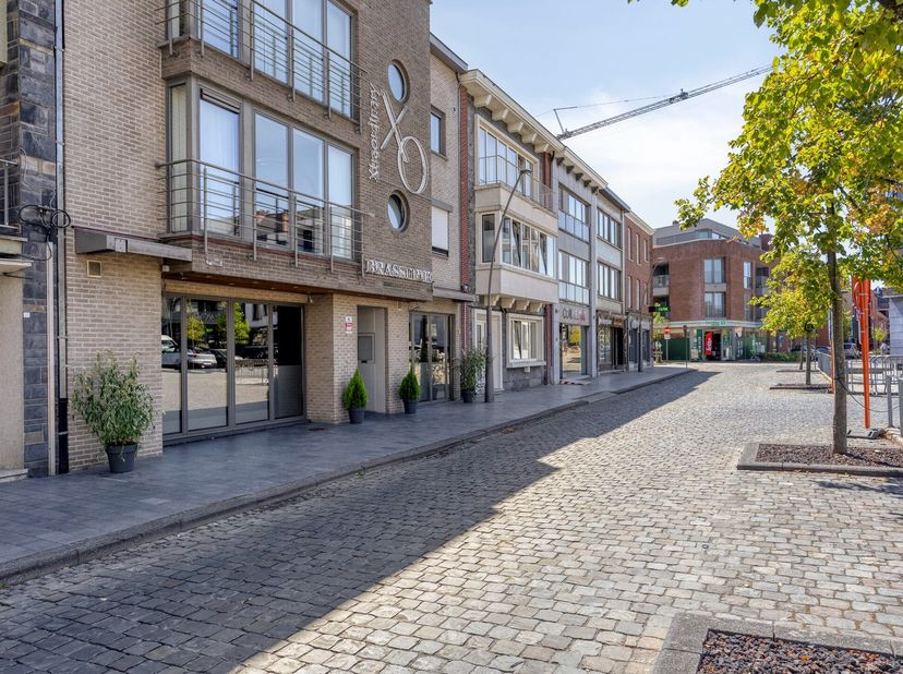 Droom je van een eigen zaak op een absolute toplocatie? Dit instapklare handelsgelijkvloers aan het bruisende Marktplein van Diepenbeek biedt een unie