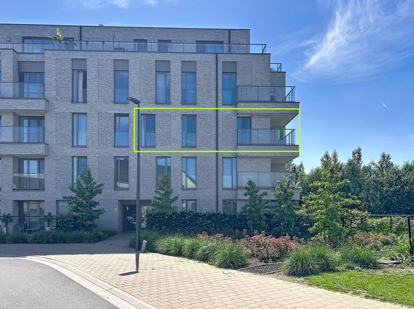 Modern en energiezuinig 2-slaapkamer appartement met open zicht, gelegen op de tweede verdieping (met lift). Het appartement omvat een inkomhal met ga