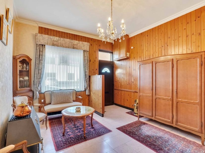 Deze ruime rijwoning aan de Koninksemsteenweg 154 in Tongeren biedt heel wat mogelijkheden voor gezinnen of kopers die op zoek zijn naar een woning me