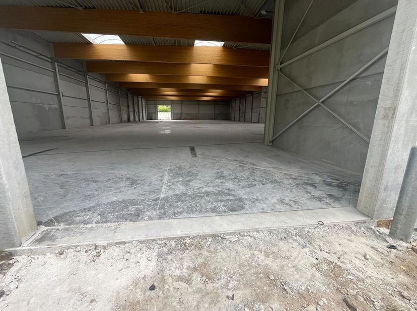 Wommelgem modern magazijn van 720m² met kantoren verdeeld over 2 verdiepingen van 225m² in de industriezone van Wommelgem.<br />
Modern magazijn met h