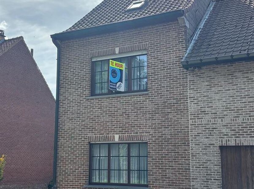 LOGEMENT À LOUER AVEC 2 CHAMBRES<br />
Prix : 950 euros<br />
Au rez-de-chaussée, le logement comprend un salon, une cuisine équipée, une salle de bai