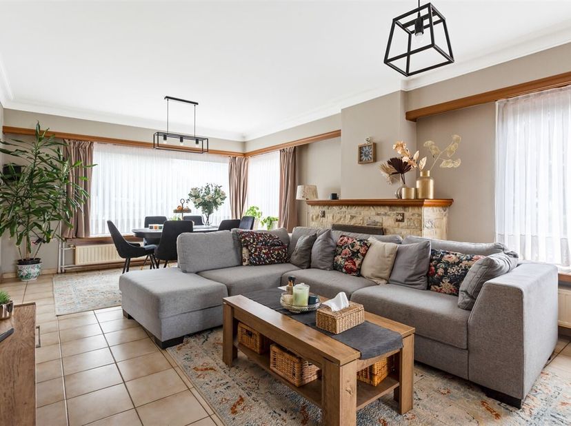 Locatie:<br />
Deze halfopen bebouwing is gelegen in de Emiel Vermeulenstraat 1 in Zoersel, in het centrum van Sint-Antonius. De woning bevindt zich o