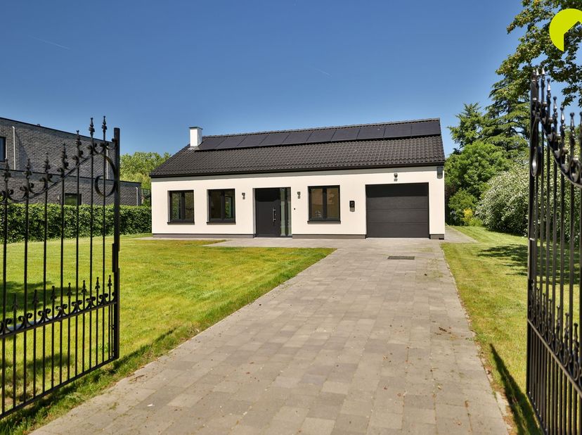 Op een centrale locatie, nabij het centrum van Wommelgem bieden wij u deze volledig gerenoveerde villa aan (180m²) gelegen op een perceel van maar lie