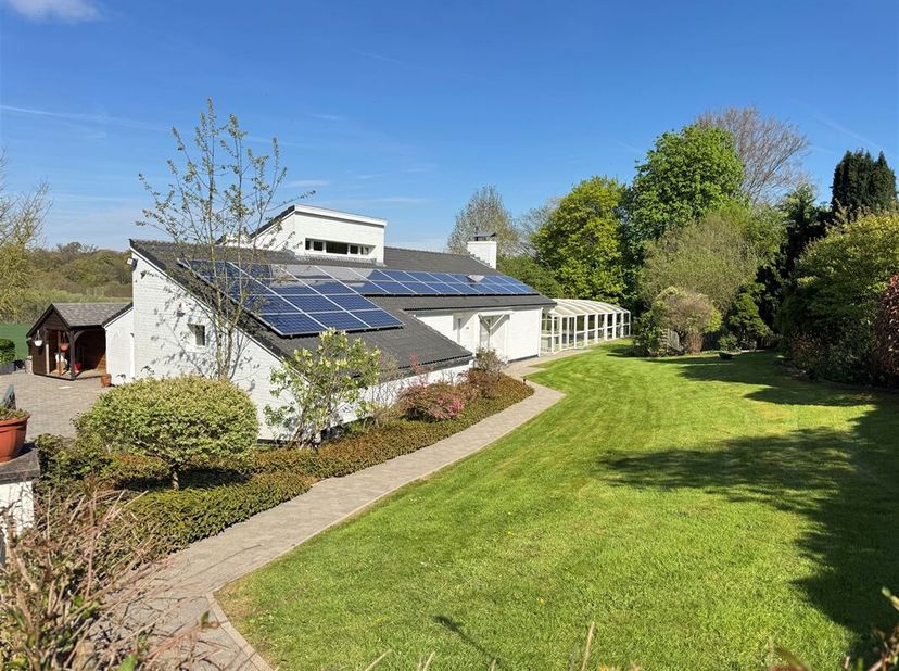 Ontdek deze prachtige hedendaagse woning in Limelette, een oase van rust midden in de natuur. Gelegen op een royaal perceel van 2714 m², biedt dit hui