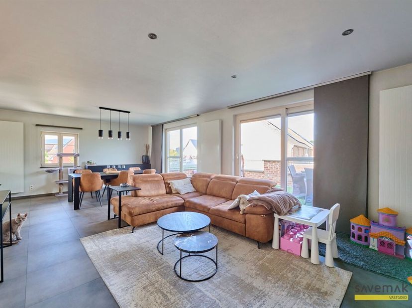 Dit duplexappartement maakt deel uit van een gezellige blok van 4 units waar de buren elkaar goed verstaan.<br />
In de inkomhal lopen we rechtdoor ri