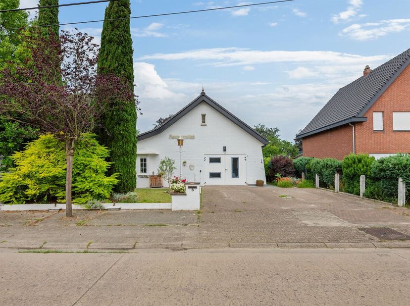 Deze laagbouwwoning geniet van een rustige en groene ligging in een residentiële buurt van Sint-Katelijne-Waver, met winkels, scholen, openbaar vervoe