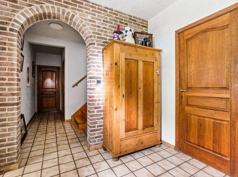 Ruime halfopen woning met 4 slaapkamers, garage en tuin in Riemst<br />
<br />
<br />
Op een gunstige locatie in de Maastrichterstraat 29 te Riemst b