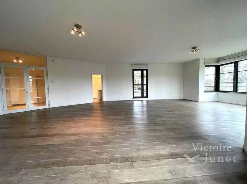 Gelegen vlakbij het Woluwe Park en het Tram Museum, biedt dit prachtig luxe appartement een oppervlakte van ongeveer 193 m². Het bevindt zich in een p