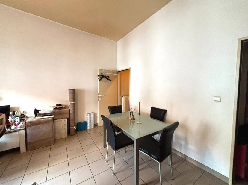 Ben jij op zoek naar een ruime en instapklare woning op een toplocatie? Dit toffe appartement in de Minderbroederstraat biedt je alle comfort van het