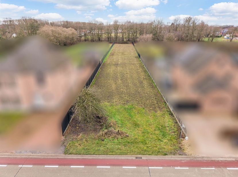 Le terrain a une superficie totale de 20 are 13 ca, ce qui donne un caractère ouvert et vert et une intimité supplémentaire. Cette combinaison rend le