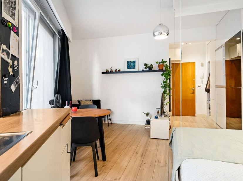 Ligging<br />
Deze gerenoveerde studio bevindt zich op de eerste verdieping van een verzorgd gebouw aan de Italiëlei, op een uitstekende centrale loc