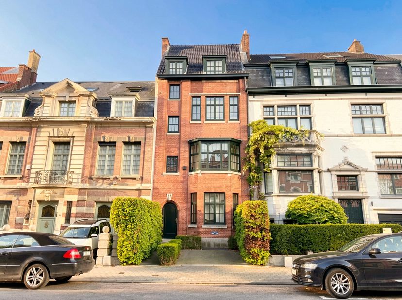 Ixelles - Place Guy d'Arezzo / Molière | Maison de maître 6 chambres avec jardin et terrasses<br />
La maison se compose comme suit:<br />
- Au RDC, d