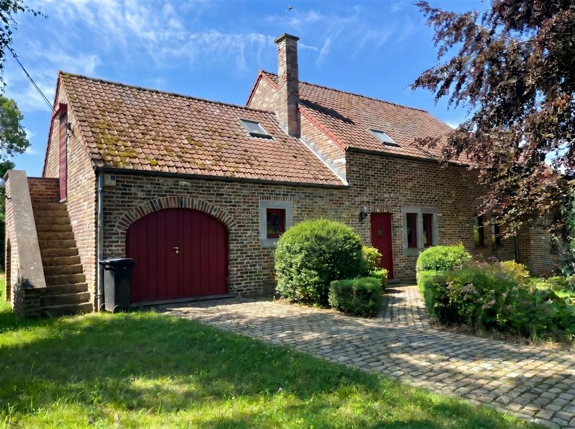 *** OPTION *** <br />
ans le charmant village de Deigné, une spacieuse villa sur un terrain de 2137m2 disposant. Ce bien, bénéficiant de quatre chambr