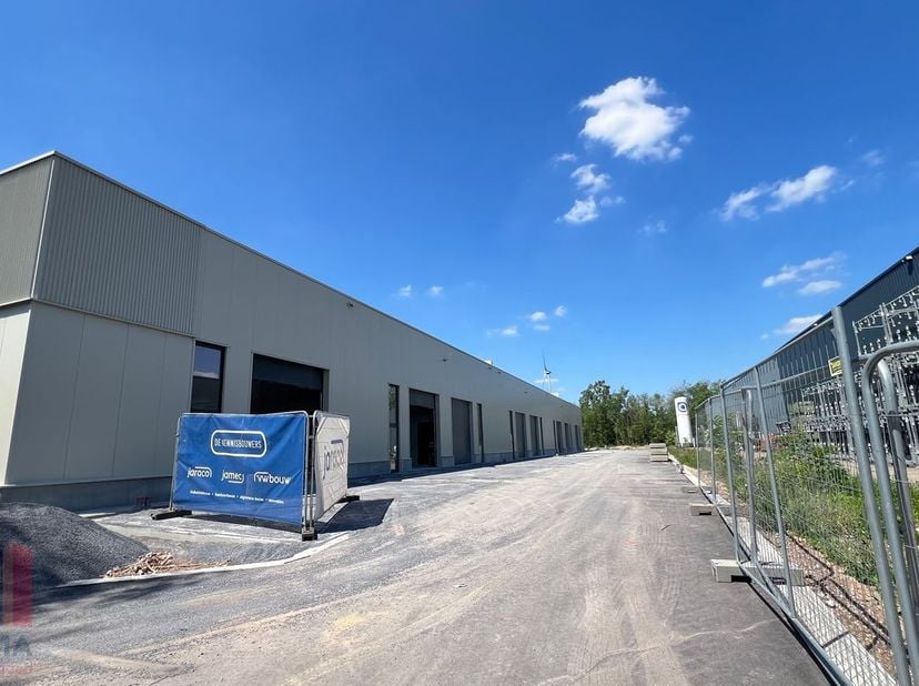 Duurzame KMO-unit&amp;nbsp;van 615 m², samenvoegbaar tot een totale oppervlakte van 2.460 m², te koop.<br />
<br />
De site is strategisch gelegen vlak bi