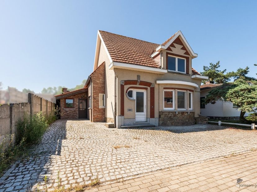 Bent u op zoek naar een woning die u volledig naar uw eigen smaak kunt renoveren? Dan is deze ruime gezinswoning in het hart van Gelrode beslist een b