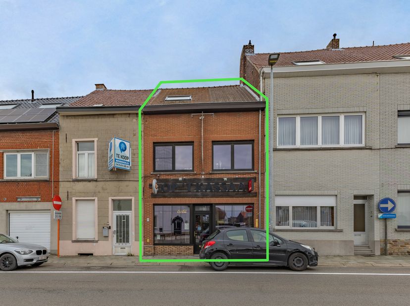 Immo Pické biedt u deze gunstig gelegen handelspand (met woonst) aan in Halle, in de onmiddellijke omgeving van winkels, scholen, openbaar vervoer, in