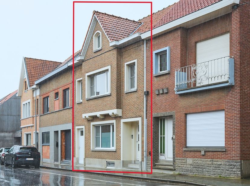 Deze prachtig gerenoveerde woning met achteruitrit, garage en ruime, rustige tuin ligt in Aalbeke, op wandelafstand van een lagere school, ontmoetings