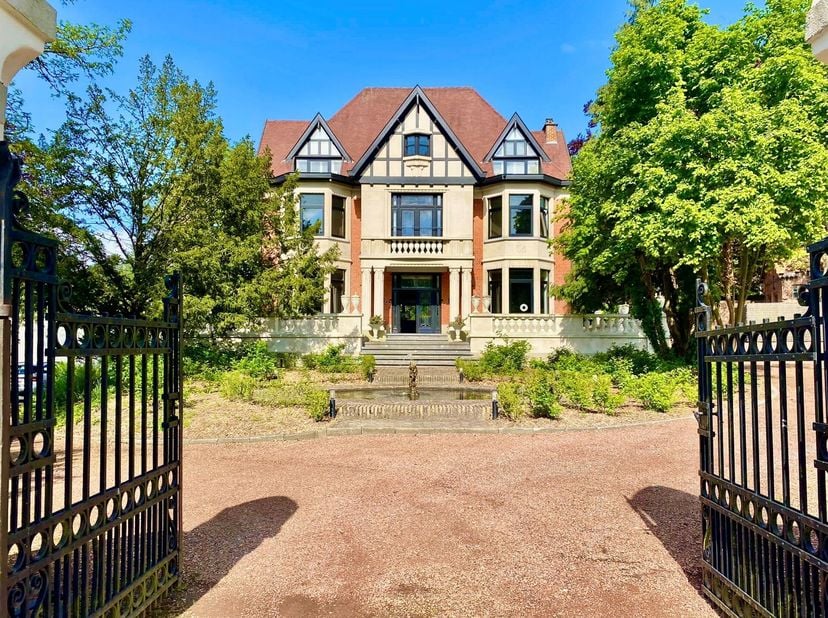 UNIEK en prachtig gerenoveerd authentiek LANDHUIS, gelegen te midden van het groen in alle rust. Dit uitzonderlijke domein (5.441 m²) werd in 1928 ont