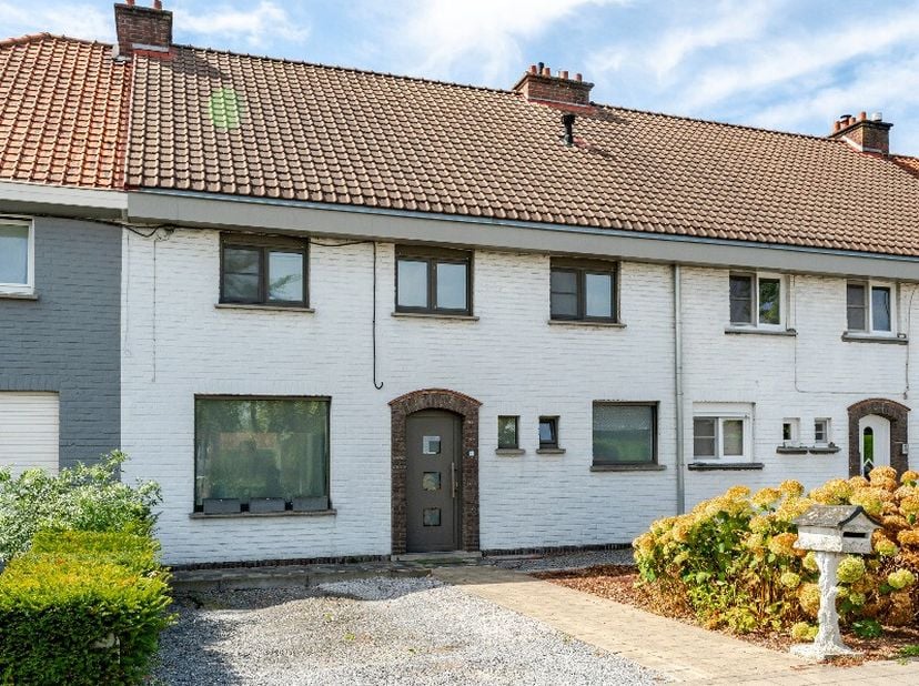 Te koop: Toffe gezinswoning in een residentiële buurt van Waregem, vlak bij het centrum van Nieuwenhove. Deze woning onderging al tal van renovaties w