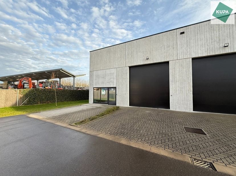 Dit magazijn van 187 m² met twee privatieve staanplaatsen is gelegen in het bedrijvencomplex Bilkhage te Waregem en geniet van een uitstekende bereikb