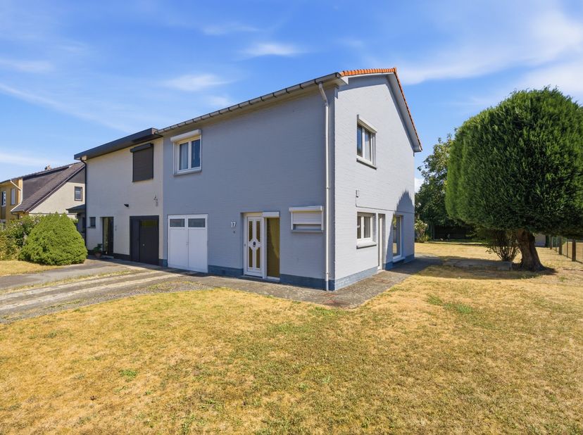 Ruime gezinswoning met 4 slaapkamers, zonnige tuin en garage<br />
<br />
Deze ruime gezinswoning biedt een aangename combinatie van woonruimte, comfo