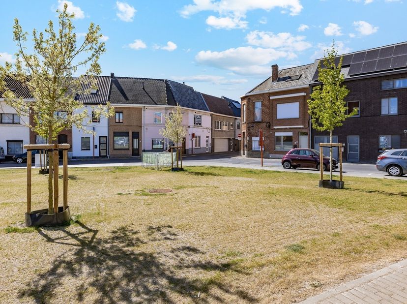 Deze woning is zeer gunstig gelegen in het centrum van Wetteren nabij alle voorzieningen zoals winkels, scholen en openbaar vervoer. Bovendien is de w