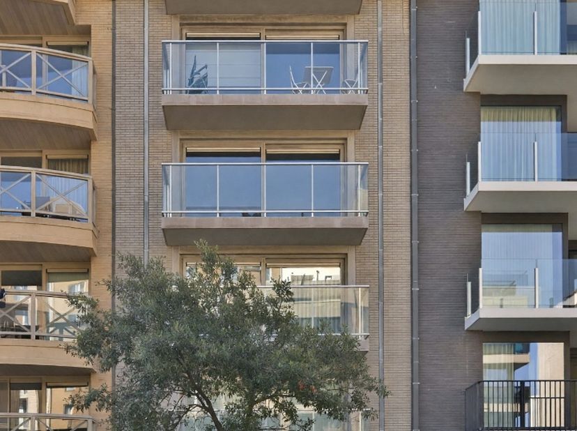 Ce superbe appartement de 103 m² dispose d'une jolie terrasse tant à l'avant, côté rue commerçante, qu'à l'arrière, orientée sud. L'espace de vie ultr