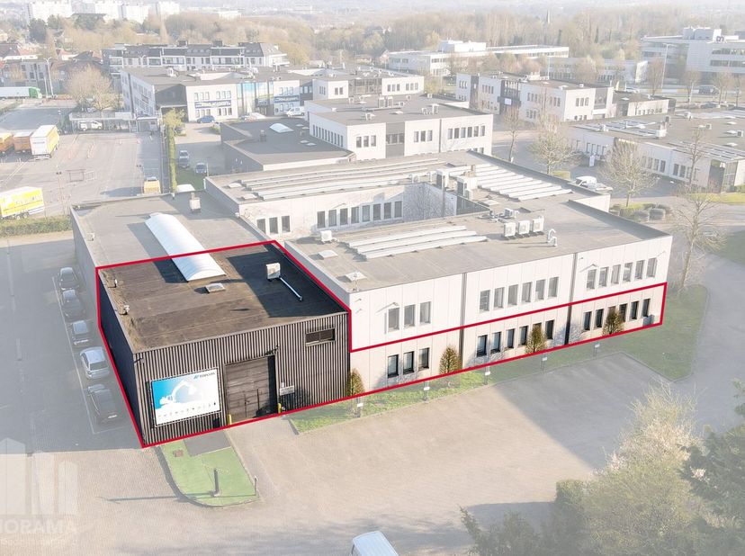 Magnifique espace de bureaux de 344 m², bénéficiant d’une excellente visibilité depuis la dynamique Pontbeeklaan, en bordure de Bruxelles (Zellik). L’