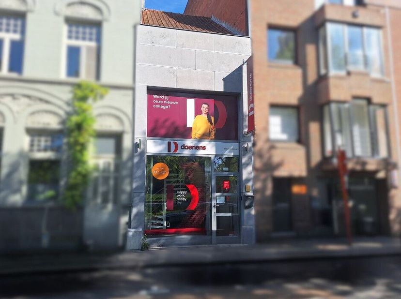Het kantoor is gelegen in het centrum van Roeselare, in de Sint-Amandsstraat, vlak voor het recent heraangelegde De Coninckplein. <br />
Dankzij de gr