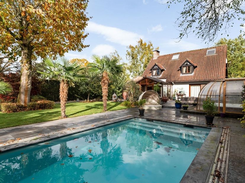 Charmante villa in fermettestijl met verwarmd zwembad op prachtig perceel van meer dan 1.000 m²<br />
<br />
In een rustige, groene en residentiële
