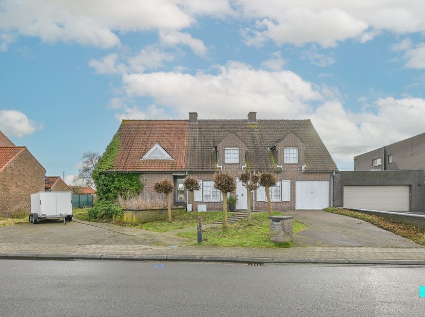 Deze uitzonderlijke eigendom bestaat uit een ruime gezinswoning en een afzonderlijk kantoorgebouw (dienstverlening/vrije beroepen/kangoeroewoning), be