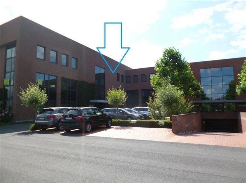 In het Clintonpark te Roeselare staat dit kantoor te koop van ca. 307 m².<br />
Er is ook een mogelijkheid om deze ruimte te huren.<br />
<br />
Aange