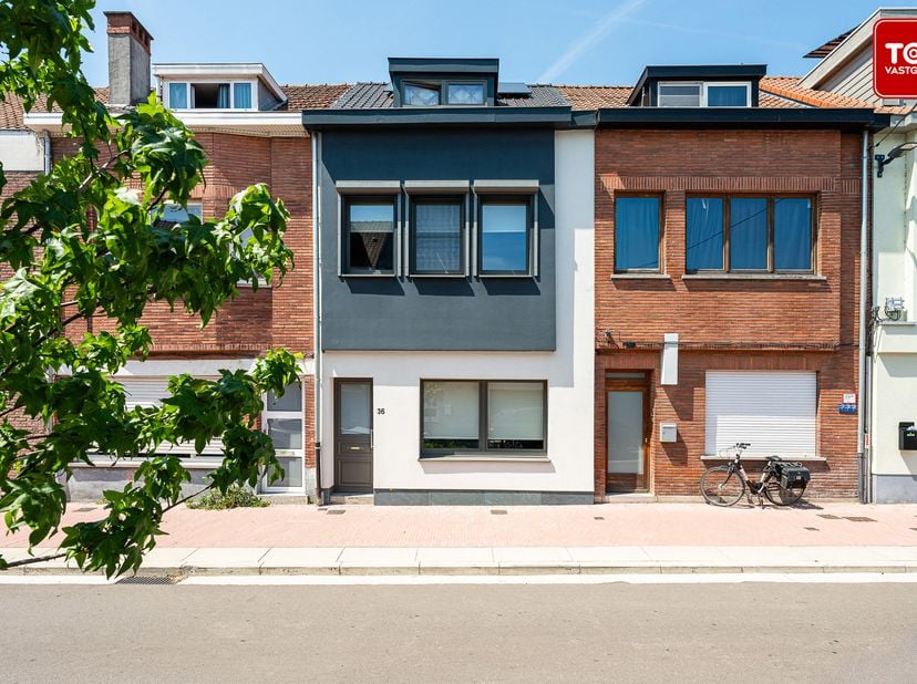 Deze woning is rustig gelegen met op het einde van de straat een ingang van de Bourgoyen, een prachtig natuurgebied waar je gezellig kan wandelen, lop