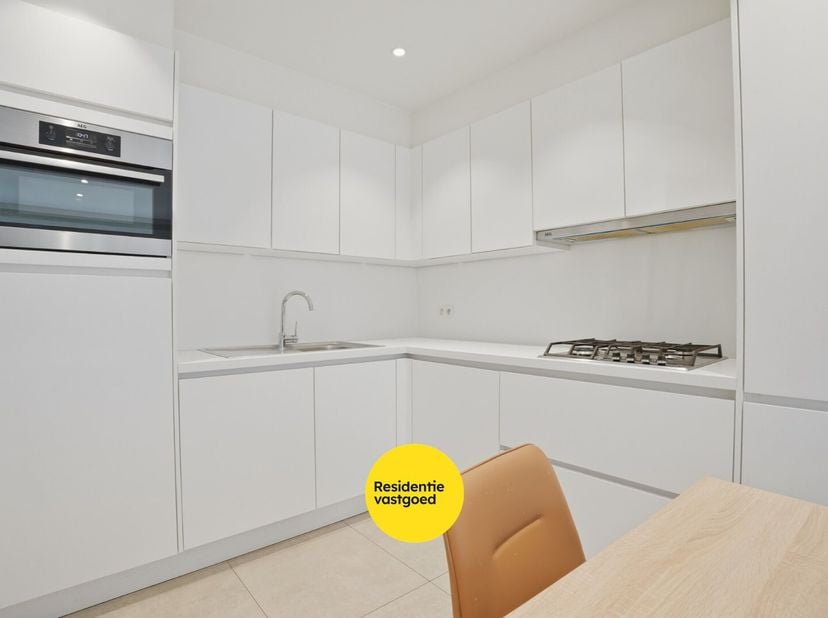 Instapklaar 2-slaapkamerappartement (59m²) in Nieuwpoort-Bad.<br />
Het appartement werd gerenoveerd in 2021-2022 en beschikt over een lichtrijke leef