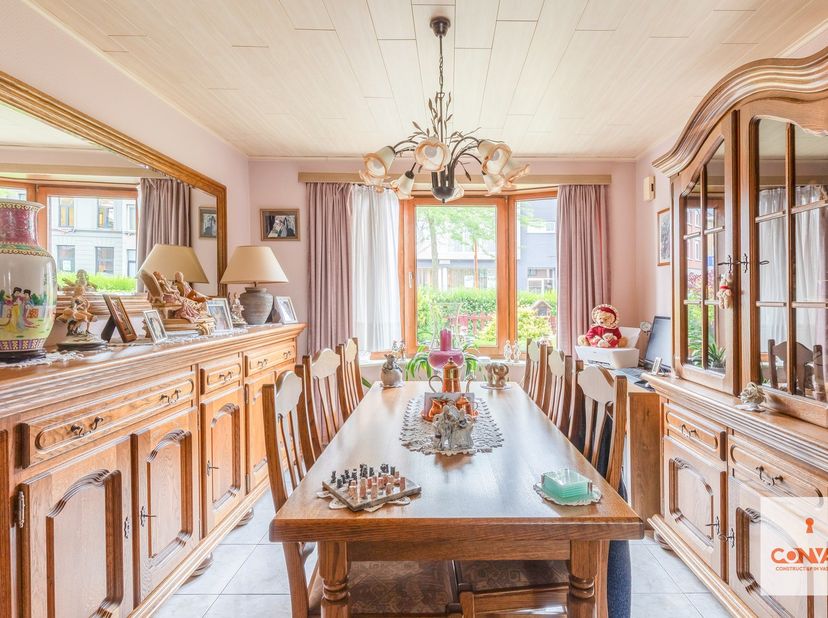 Op zoek naar een woning met ruimte, potentieel en een uitstekende ligging? Deze charmante woning in de Halvemaanstraat te Sint-Amandsberg biedt alles