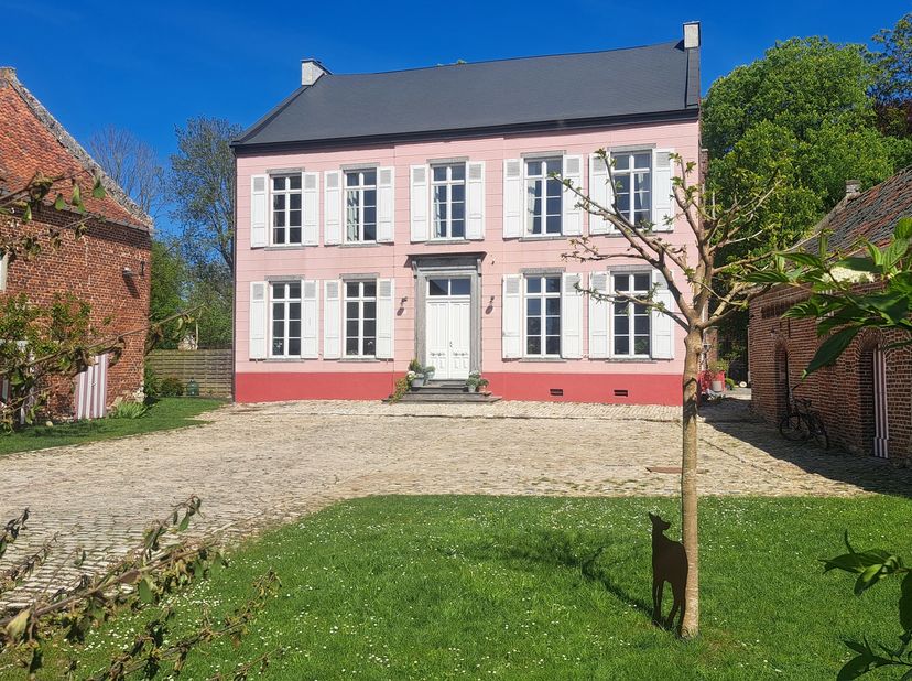 <br />
Eléments favorables<br />
- propriété ancienne de charme et de caractère très apprécié<br />
- excellente localisation en Brabant Wallon<br />