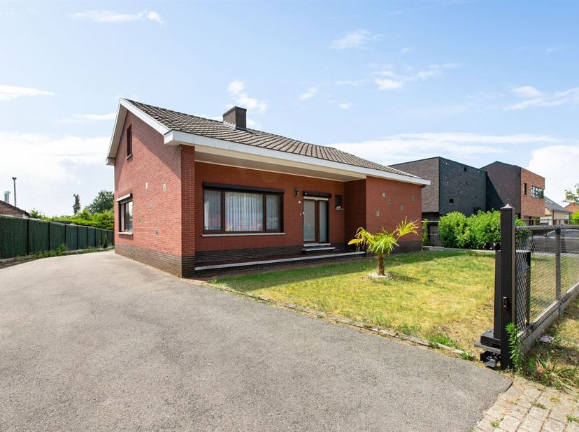 Welkom aan de Moleneindeweg 8 in Zonhoven, waar ruimte, comfort en een uitstekende ligging hand in hand gaan. Deze verzorgde gezinswoning bevindt zich