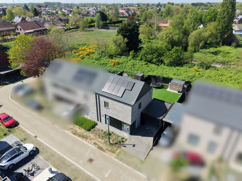 Op zoek naar een instapklare woning op een uitstekende locatie? Dan is deze moderne woning in Eeklo precies wat je zoekt. Gelegen in de rustige Zandru