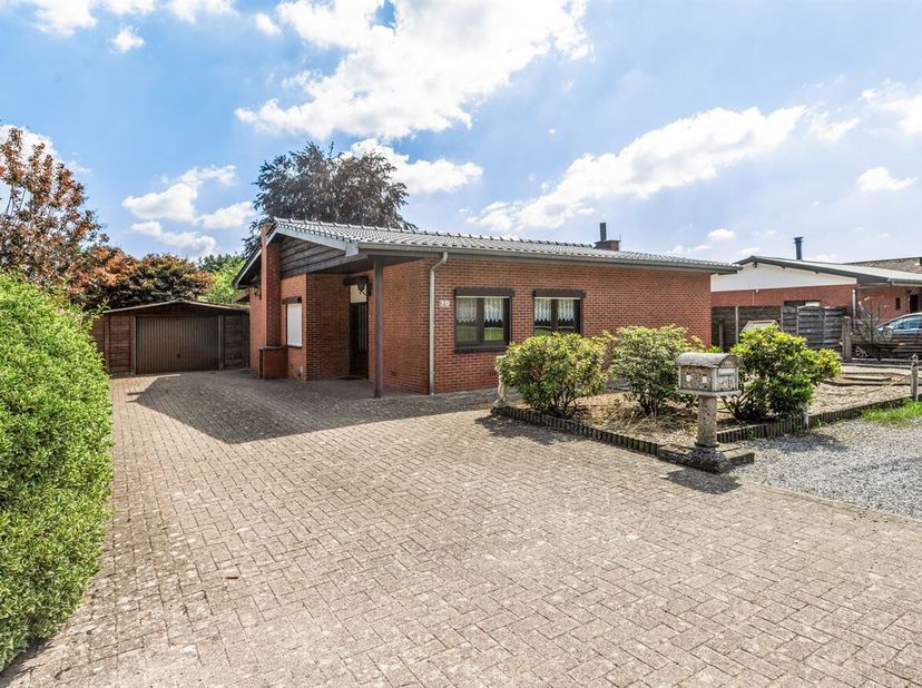 Deze woning biedt een uitstekende basis voor wie op zoek is naar een rustige thuis met veel potentieel. Ze biedt tal van mogelijkheden om de woning ve