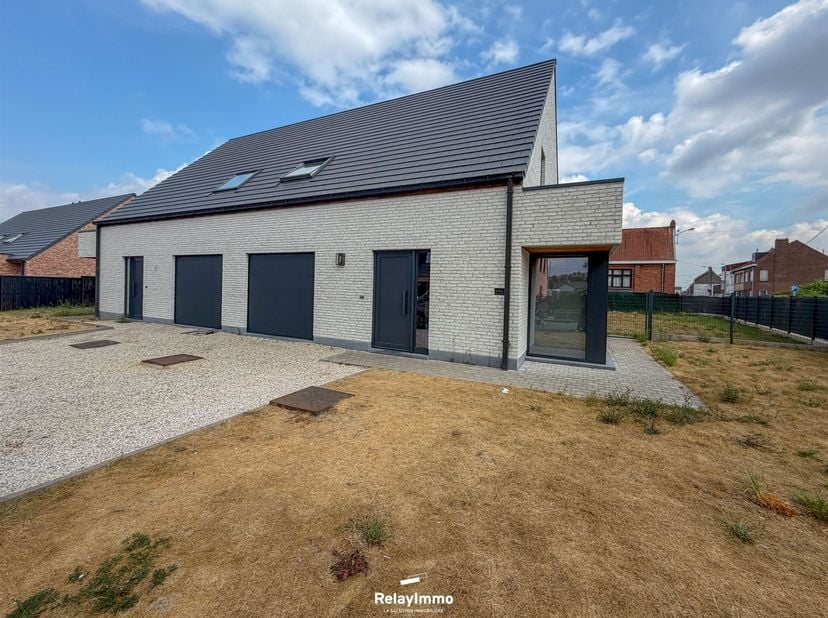 Magnifique maison 3 chambres avec jardin à Dottignies !<br />
<br />
Hall d'entrée avec WC séparé, immense séjour très lumineux, cuisine ouverte sem