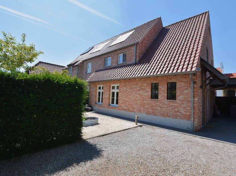 Op een rustige en gegeerde ligging in de Antoon de Lensstraat te Assebroek, op wandelafstand van de kinderboerderij 'De Zeven Torentjes', bevindt zich