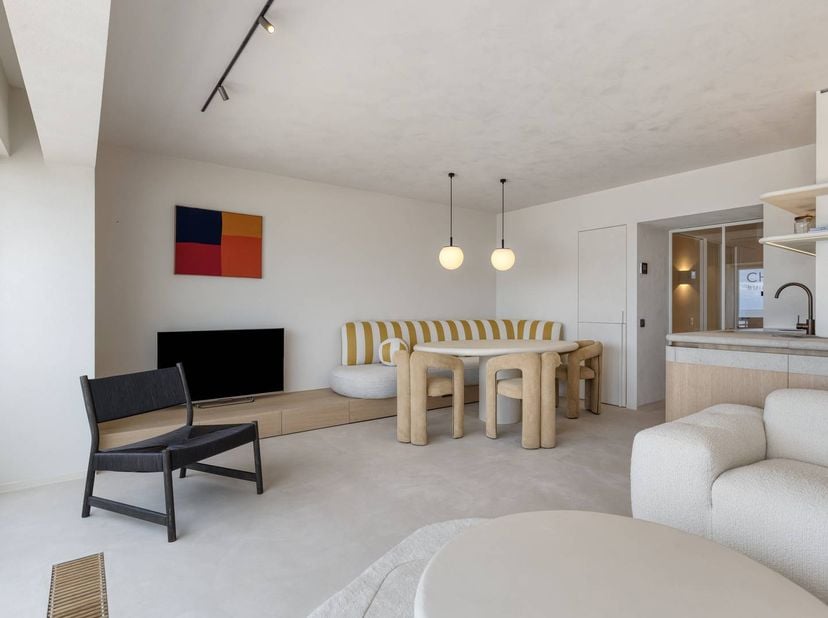 Op de Zeedijk van Knokke vinden we dit appartement te koop. Het appartement combineert een adembenemend frontaal zeezicht met een stijlvolle, hoogwaar