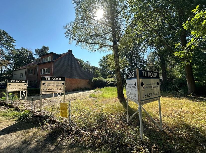 Droomt u ervan uw eigen woning te bouwen in het groene Brasschaat? Op deze bouwgrond van 600m² in de Hoge Kaart krijgt u de kans om een thuis te creër
