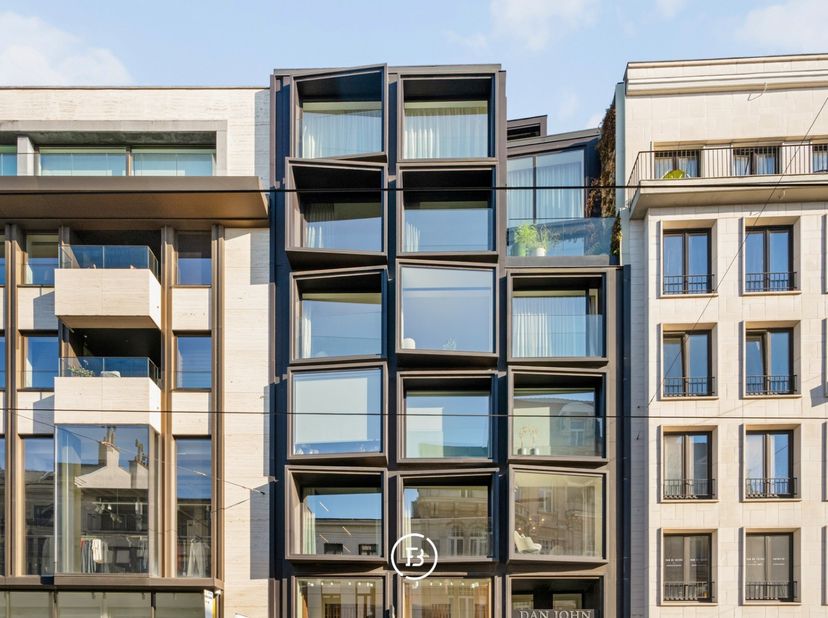 Op een uitzonderlijke locatie aan de Kouter bevindt zich deze unieke residentie, ontworpen door CAAN Architecten. Het stijlvolle appartement van 132 m